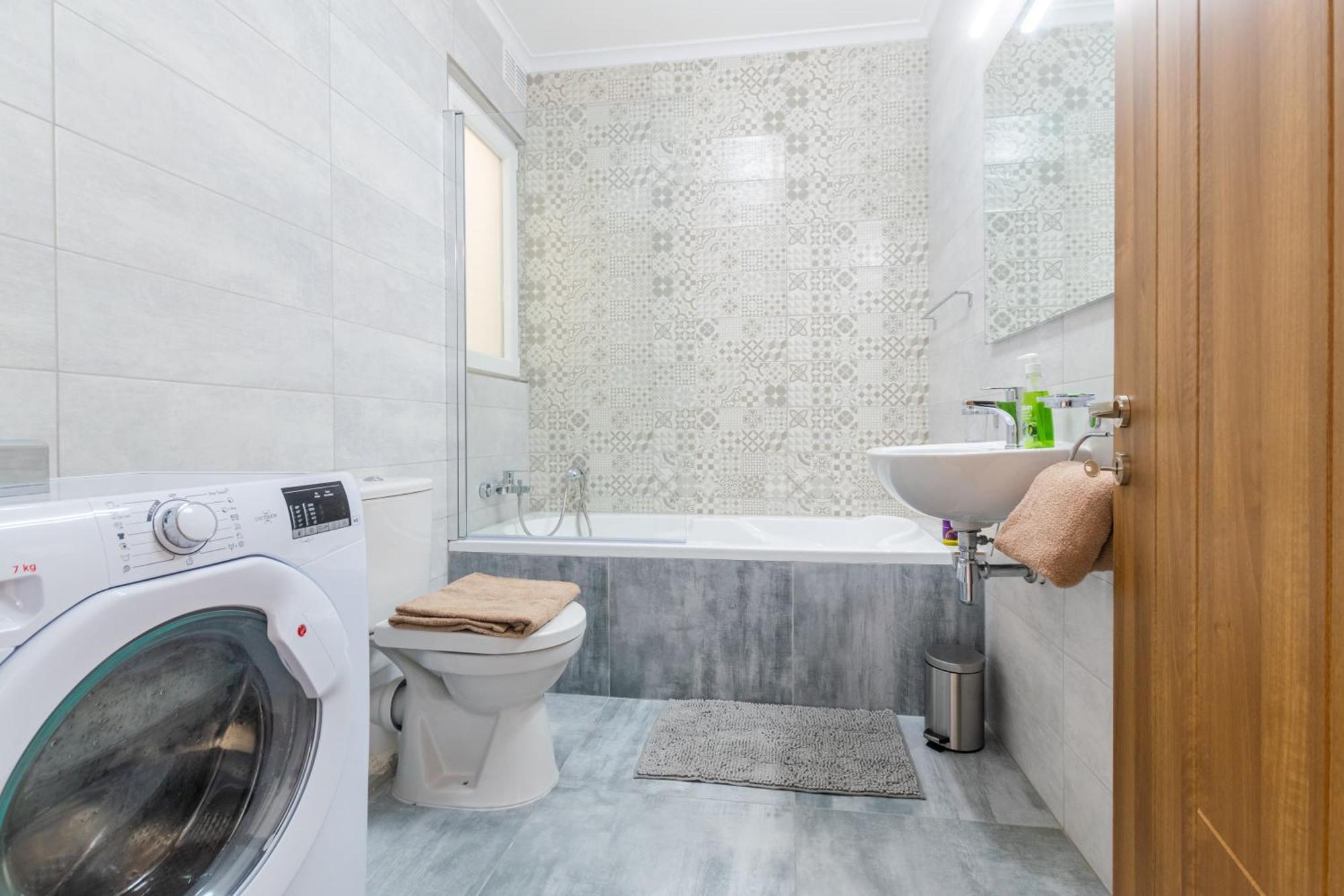 Spacious Brand New 3 Bdr 2bth Bugibba شقة *